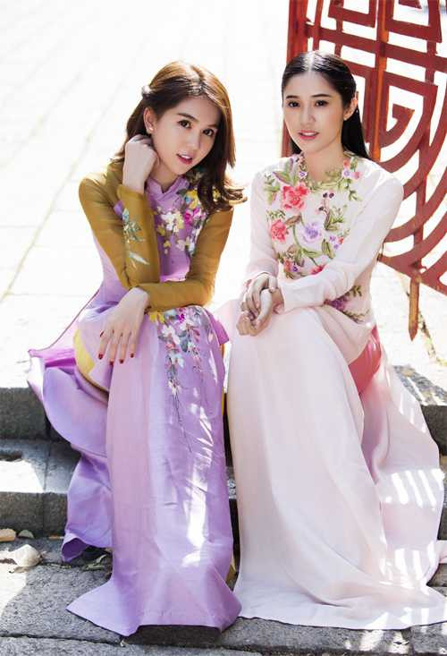 Tết năm nay Ngọc Trinh không về quê mà đón năm mới ở Sài Gòn. Cô đọ vẻ trẻ trung, dịu dàng với Quỳnh Hương.