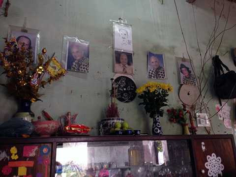 Nguyễn Đăng Hành tự... thờ chính mình. Ông cắt nghĩa, nó là cái cớ để mời bạn thơ, khách thơ về nhà uống rượu: Hôm nay là giỗ... tôi, mời bạn thơ đến nhà... uống chèn rượu. Nguyễn Đăng Hành tự... thờ chính mình. Ông cắt nghĩa, nó là cái cớ để mời bạn thơ, khách thơ về nhà uống rượu: Hôm nay là giỗ... tôi, mời bạn thơ đến nhà... uống chèn rượu.