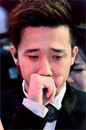 Anh nhiều lần để lộ những giọt nước mắt trên sân khấu