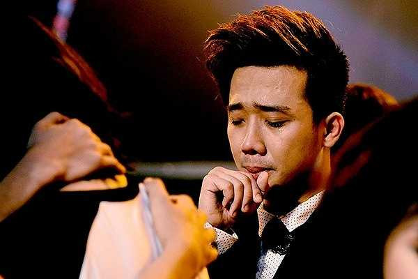 Trấn Thành cũng thường rơi lệ khi nghe những chia sẻ về hoàn cảnh của các thí sinh