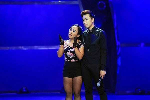 Chính vì thế, những giây phút ấy, khán giả như cũng lặng đi cùng Trấn Thành