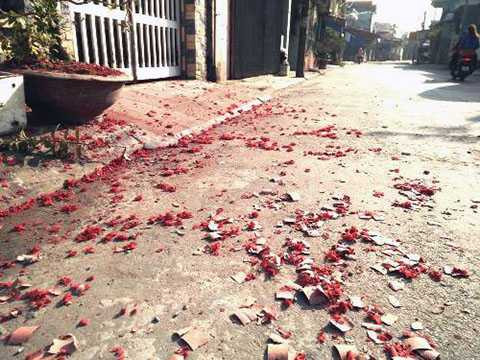 Xác pháo hồng trước cửa một nhà dân tại xã Phục Lễ, huyện Thủy Nguyên (Hải Phòng).