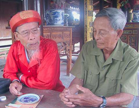 Cố đạo chủ Phan Đình Hiền (trái) cùng cao niên xã Phú Gia kể về những giai thoại liên quan đến bảo vật của vua Hàm Nghi. Ảnh: Đức Hùng