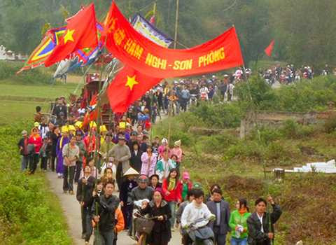 Hàng năm, cứ mùng 7 Tết, người dân xã Phú Gia thường tổ chức lễ hội rước bảo vật, tưởng nhớ công ơn của vua Hàm Nghi. Ảnh: Tư liệu xã Phú Gia