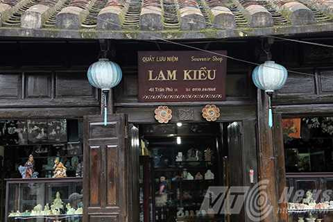  Mắt cửa, hồn của phố cổ, Hội An, tâm linh, môn thần, bí hiểm Theo các bậc cao niên của Phố Hội thì đó là con mắt của tướng Uất Lũy, tục gọi là Thần giữ cửa 