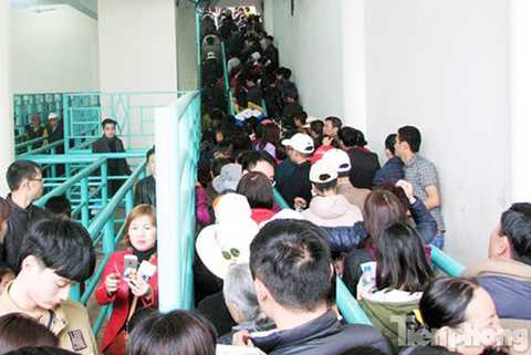 Hàng dài người nối đuôi nhau tại khu vực cáp treo lên chùa. Hàng dài người nối đuôi nhau tại khu vực cáp treo lên chùa.