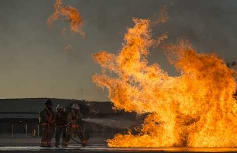 Họ phải học cách chiến đấu với những ngọn lửa đang bùng cháy dữ dội Họ phải học cách chiến đấu với những ngọn lửa đang bùng cháy dữ dội