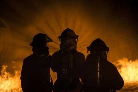 Học các phương án áp chế ngọn lửa và cứu hộ trong các vụ cháy Học các phương án áp chế ngọn lửa và cứu hộ trong các vụ cháy