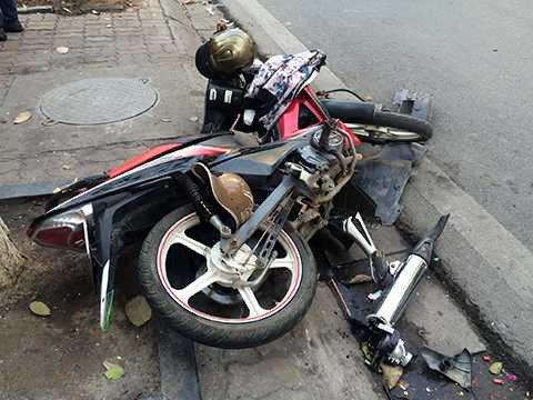 Chiếc xe máy của hai nạn nhân bị hư hỏng nặng Chiếc xe máy của hai nạn nhân bị hư hỏng nặng