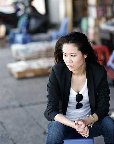 Thùy Linh chia sẻ, lúc mới nhận kịch bản, cô nghĩ cách thể hiện đơn giản lắm. Bình thường với bạn gái thân, cô vẫn nắm tay nhau đi giữa phố, có khi còn ngủ chung giường. Thế nhưng khi phải diễn mới biết rất khó, nhất là những cảnh tỏ tình hay cảnh nóng. 