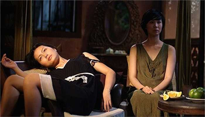 Linh Đan: Chơi vơi là bộ phim khai thác đề tài đồng tính nữ mà theo 'cha đẻ' - đạo diễn Bùi Thạc Chuyên - rất kín đáo và tế nhị về sự thân thiết trên mức bạn bè giữa hai cô gái - Cảnh Duyên (Phạm Linh Đan) và Cầm (Đỗ Hải Yến). Phim có nhiều cảnh đụng chạm, nude dưới tấm chăn để xông hơi giải cảm khá táo bạo của cặp đôi nữ - nữ, thể hiện sự uẩn ức về tình dục, bị kìm chế, không có cơ hội bộc phát. 