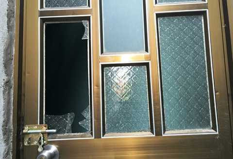 Anh Minh và chủ nhà trọ đập cửa kính vào trong và phát hiện vợ của mình nằm chết trong nhà vệ sinh. Đứa con 7 tháng trong bụng cũng không cứu được. Anh Minh và chủ nhà trọ đập cửa kính vào trong và phát hiện vợ của mình nằm chết trong nhà vệ sinh. Đứa con 7 tháng trong bụng cũng không cứu được.