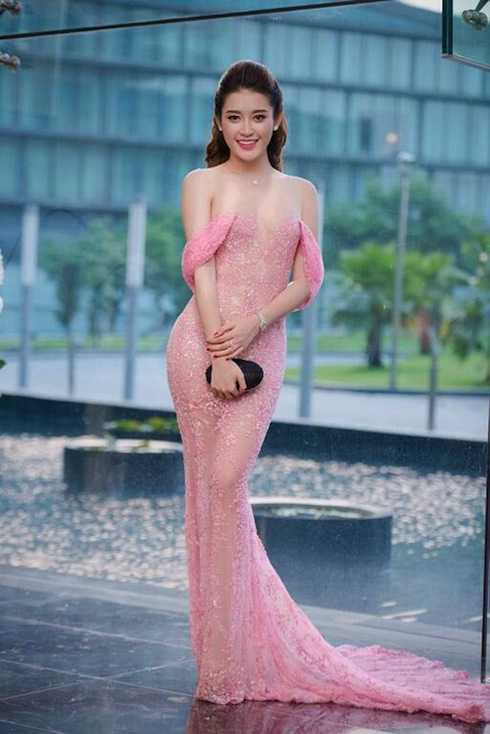 Năm 2015, bộ váy này của Huyền My từng khiến công chúng 'chao đảo' vì vẻ gợi cảm.