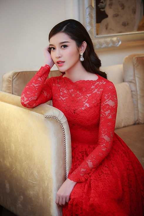 Bộ đầm đỏ sang trọng, đầy quyến rũ.