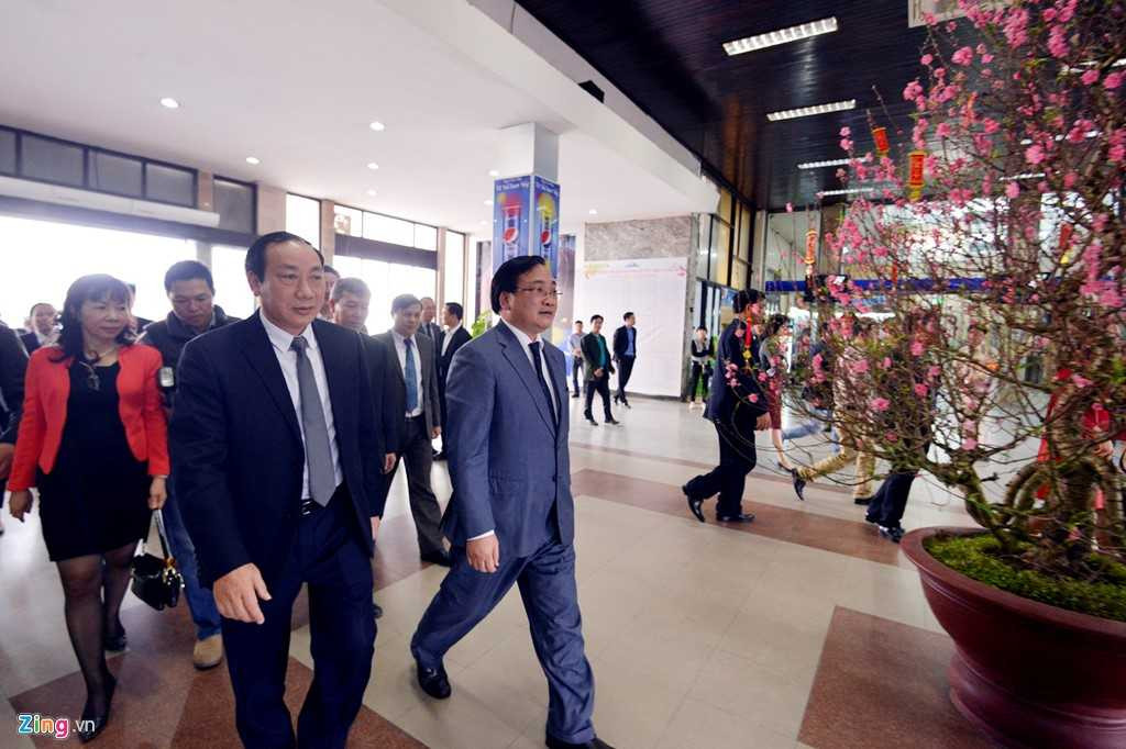 Đến thăm Ga Hà Nội, Bí thư Thành ủy Hoàng Trung Hải yêu cầu tập thể lãnh đạo và nhân viên phấn đấu nỗ lực trong thời gian tới. Với điều kiện cơ sở vật chất có hạn, tôi mong Ga Hà Nội cần nỗ lực để đảm bảo an toàn, phục vụ hành khách thật tốt trong thời gian tới, ông nói.