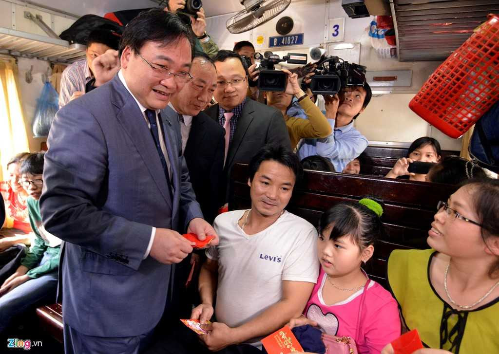 Ông Hải lên toa tàu để chúc Tết và lì xì cho từng hành khách.