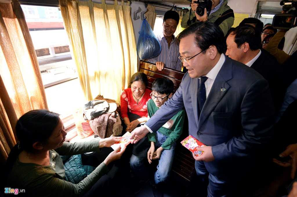 Bí thư Hà Nội cho biết, các địa phương phải có trách nhiệm cùng ngành đường sắt khắc phục hiện trạng đường ngang, ném đá lên tàu.