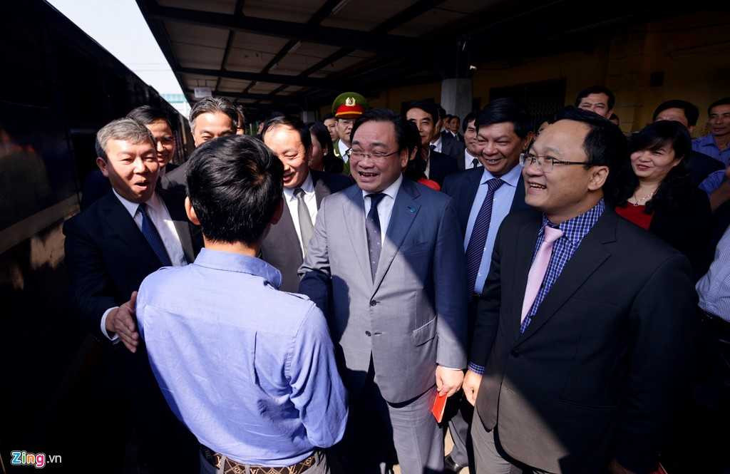 Bí thư Hà Nội Hoàng Trung Hải lì xì cho khách đi tàu xe