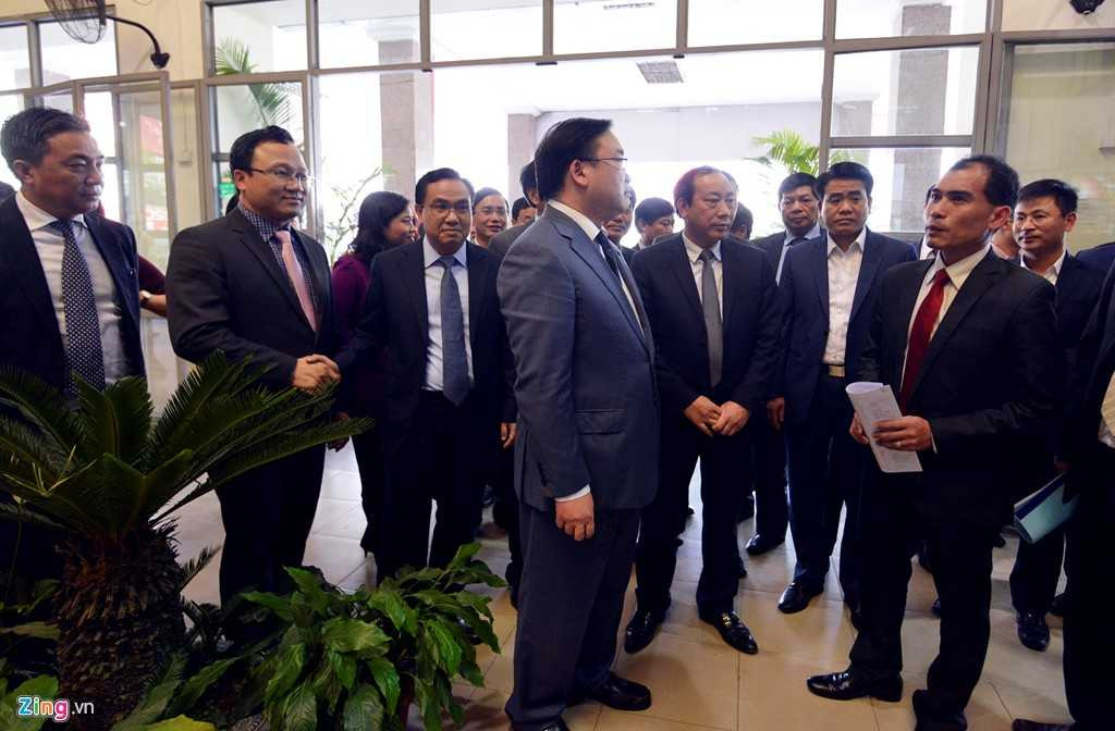 Ông Hoàng Trung Hải cùng Chủ tịch UBND TP Hà Nội Nguyễn Đức Chung có mặt tại Bến xe Mỹ Đình. Đây là bến xe nằm ở phía Tây thành phố, mỗi năm trung chuyển hàng triệu lượt khách.