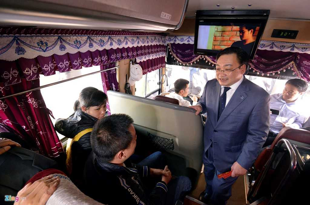 Ông Hải lên xe khách chuyến Hà Nội - Quảng Ninh để chúc Tết và tặng quà cho hành khách.