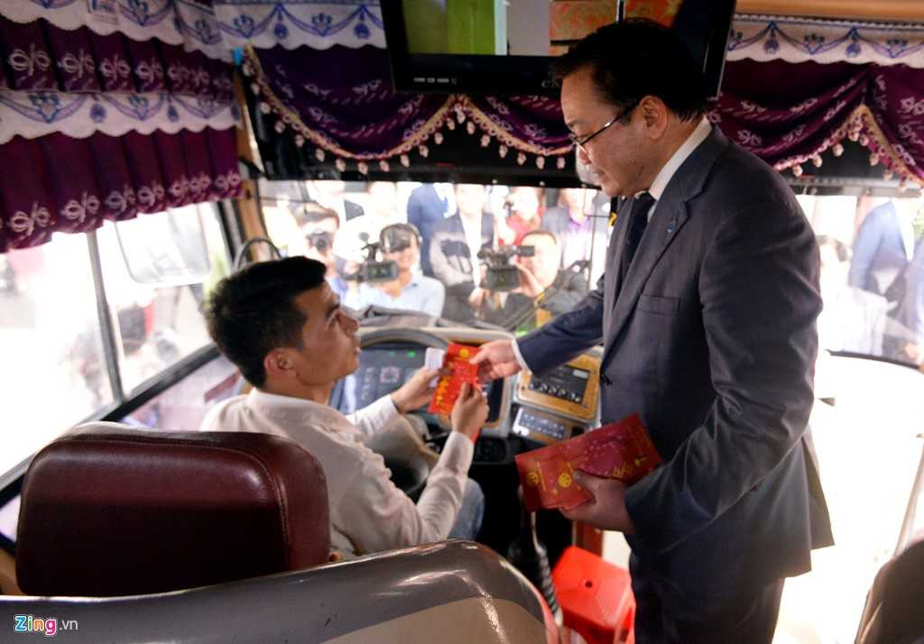 Nói chuyện với tài xế, ông yêu cầu trên xe phải có điều hòa, không được chở quá số hành khách quy định. Lái xe phải khỏe mạnh, tỉnh táo để điều khiển phương tiện an toàn.