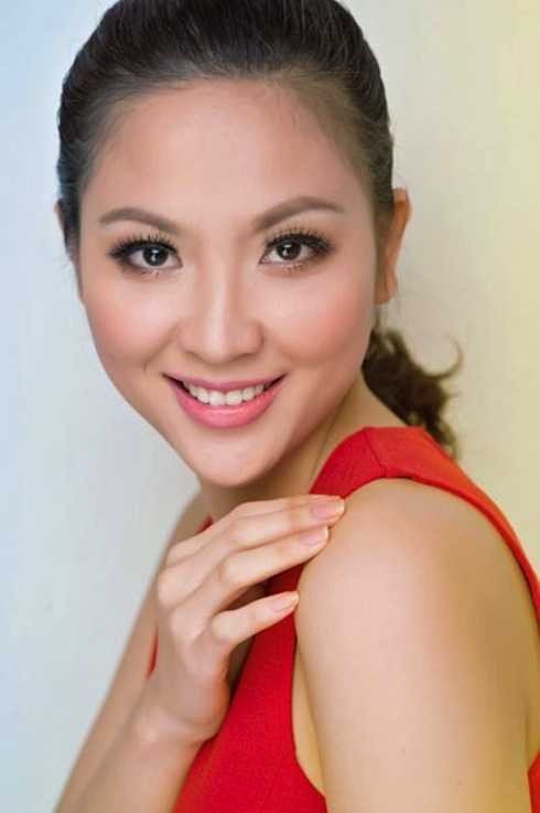 Cô xuất thân trong một gia đình nghèo khó. 