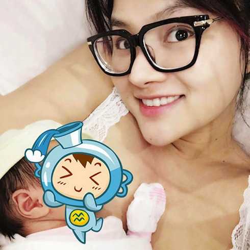 Vũ Thu Phương hạnh phúc bên con gái mới sinh.