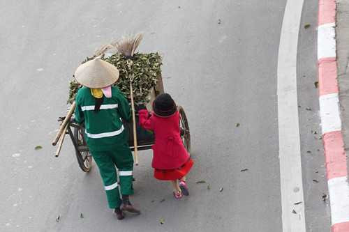 Em bé mặc quần áo mới ngày Tết cùng mẹ đi làm - Ảnh: Hồ Hải Hoàng