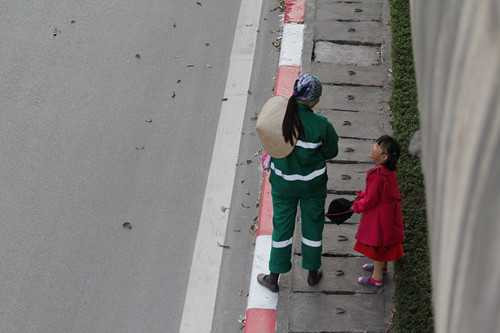 Hai mẹ con ríu rít trò chuyện - Ảnh: Hồ Hải Hoàng