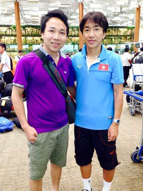 Anh Hồ Hải Hoàng (trái) chủ nhân của bộ ảnh là thành viên của Hội cổ động viên bóng đá Việt Nam - VFS (Vietnam Football Supporters). Anh Hoàng quê gốc Nghệ An, yêu bóng đá cuồng nhiệt. Trong ảnh: Anh Hoàng đứng cạnh HLV Miura, nguyên HLV đội tuyển, U.23 Việt Nam - Ảnh nhân vật cung cấp