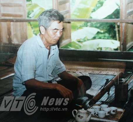 Thầy bùa Hoàng Văn Nhẻo đang đọc thần chú làm bùa