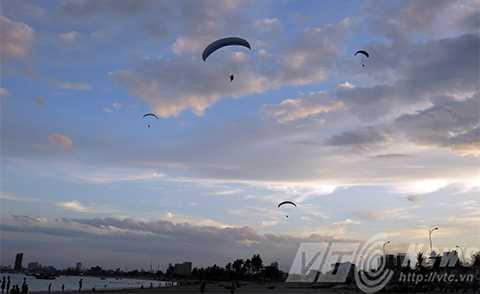 Lên Sơn Trà, bay, dù lượn, ngắm Đà Nẵng, từ trên cao