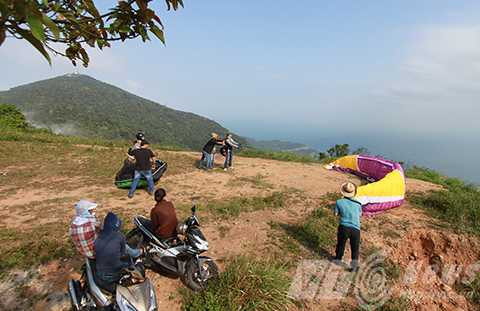 Lên Sơn Trà, bay, dù lượn, ngắm Đà Nẵng, từ trên cao
