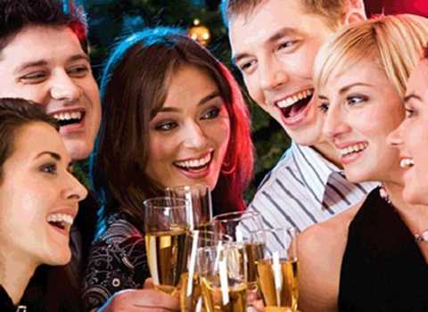 Trên bàn nhậu bạn nên vừa ăn vừa uống và uống chậm để giảm cơn say. Ảnh minh họa