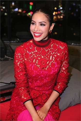Phạm Hương cũng từng gây chú ý với chiếc váy ren đỏ của thương hiệu Salvatore Ferragamo với mức giá lên tới hơn 100 triệu đồng. 