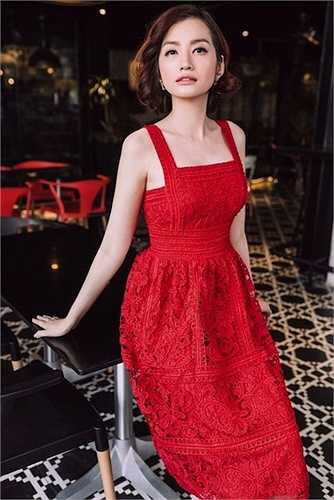 Trúc Diễm chọn váy đỏ nhẹ nhàng của nhà thiết kế Adrian Anh Tuấn trong một bộ ảnh thời trang mới đây. 