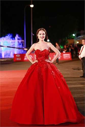 Dương Cẩm Lynh rạng rỡ với tông đỏ tại Hội xuân văn nghệ sỹ 2016. 