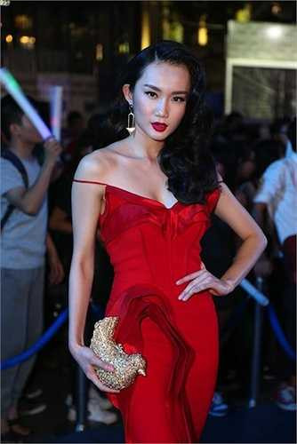 Kiện tướng dancesport Mỹ An khoe vẻ đẹp nóng bỏng với đầm ôm tông đỏ rực rỡ. 