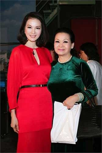 MC Thanh Mai nổi bật với đầm đỏ trong buổi gặp gỡ danh ca Khánh Ly mới đây. (Nguồn: Dân Việt)