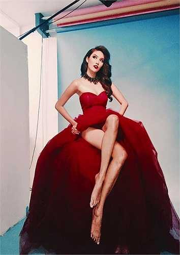 Lan Khuê khoe cặp chân dài miên man với một thiết kế màu đỏ của Lý Quí Khánh. 