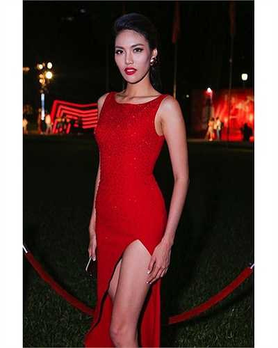 Một bộ cánh đỏ hút mắt khác của top 11 Hoa hậu Thế giới 2015. 