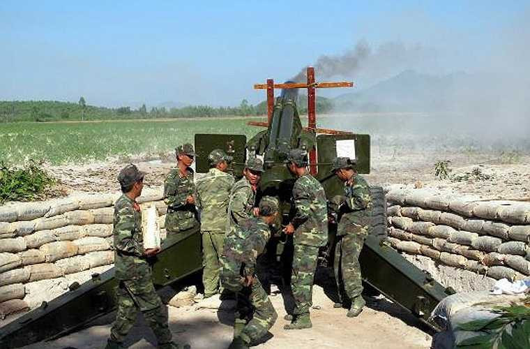 Trong Chiến tranh Việt Nam, Mỹ đã triển khai hàng trăm khẩu M114 cũng như cung cấp cho VNCH sử dụng. Sau ngày 30/4/1975, QĐND Việt Nam đã thu giữ được số lượng lựu pháo M114 155mm và tiếp tục sử dụng tới ngày nay. Ảnh: Bộ đội Việt Nam khai hỏa khẩu lựu pháo M114 155mm. 