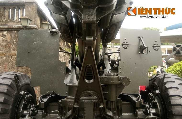  Pháo được đặt trên khung bệ xe hai bánh và có thể kéo đi bằng xe tải bánh lốp hoặc bánh xích. 