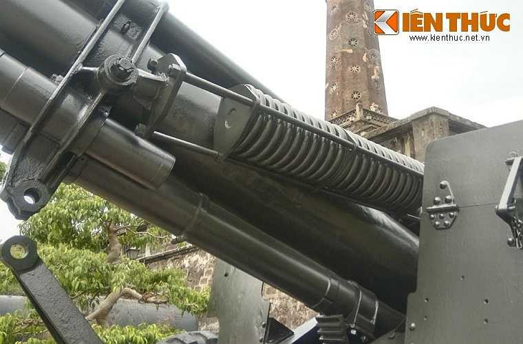  Pháo có xilanh giảm giật ở phía trên, việc vận hành loại đại bác này khá vất vả. Ảnh: Hệ thống giảm giật của pháo. 