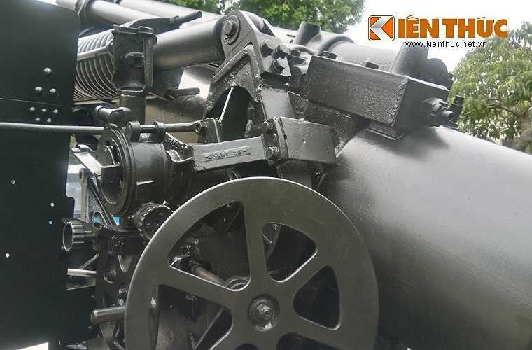 Cần tới kíp pháo thủ 11 người để vận hành khẩu pháo này. 