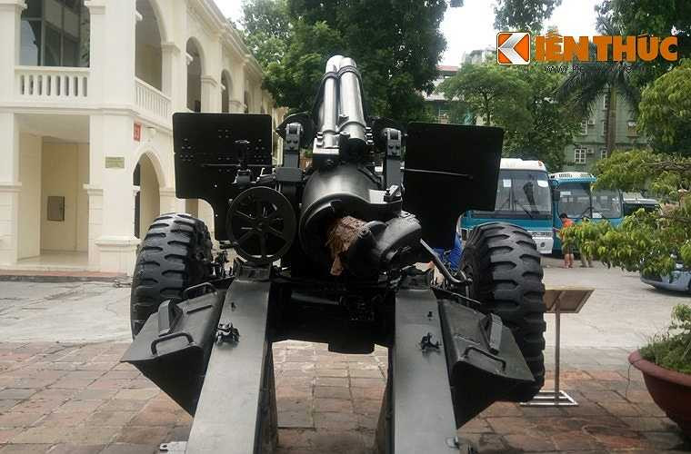  Pháo đạt tầm bắn tối đa 14,9km, sơ tốc đầu đạn 563m/s, tốc độ bắn tối đa với kíp bắn thành thục 4 phát/phút, 40 phát/giờ. 