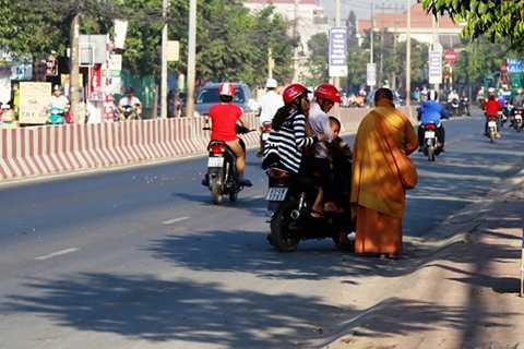 Tranh thủ Tết, sư giả, ung dung, lừa tiền, dân lành