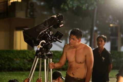 Đây được đánh giá là một vai diễn lạ và đáng yêu nhất của anh trên màn ảnh rộng. Những tình huống dở khóc dở cười đậm chất “người lớn” từ Hội Gái già lắm chiêu buộc lòng Bình Minh không thể từ chối những cảnh “nóng bỏng” và bán nude khoe body “chuẩn” của mình. 