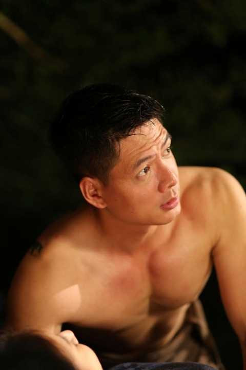 Trong một cảnh quay ngoài trời, Bình Minh chia sẻ: ”Cảnh quay kéo dài từ 7g tối đến gần 5g sáng mà tôi chỉ được khoác một chiếc khăn tắm mỏng tang. Thời tiết hôm đó lại rất lạnh và còn mưa nhẹ nữa. 