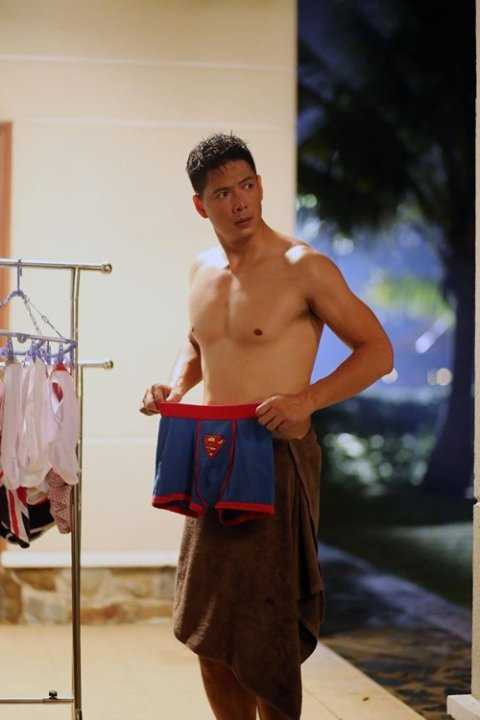 Bình Minh chỉ quấn quanh người một chiếc khăn khi thực hiện cảnh diễn